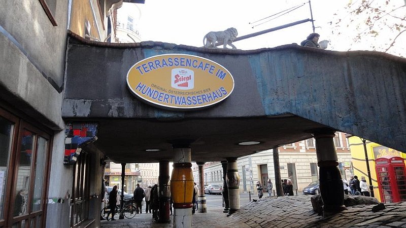 DSC01068 01.JPG - Hundertwasser ház. Hundertwasser osztrák festő, flozófus, építész.